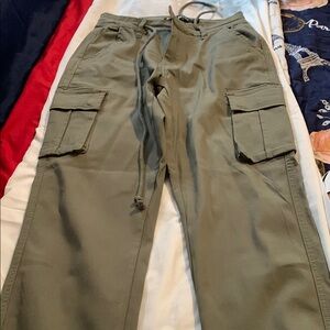 Green Cargo Pants with Adjustable Waistband and Durable Fabric